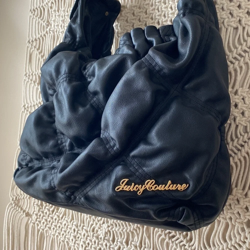 Juicy Couture quilted black shoulder hand bag with wide strap & inner po…